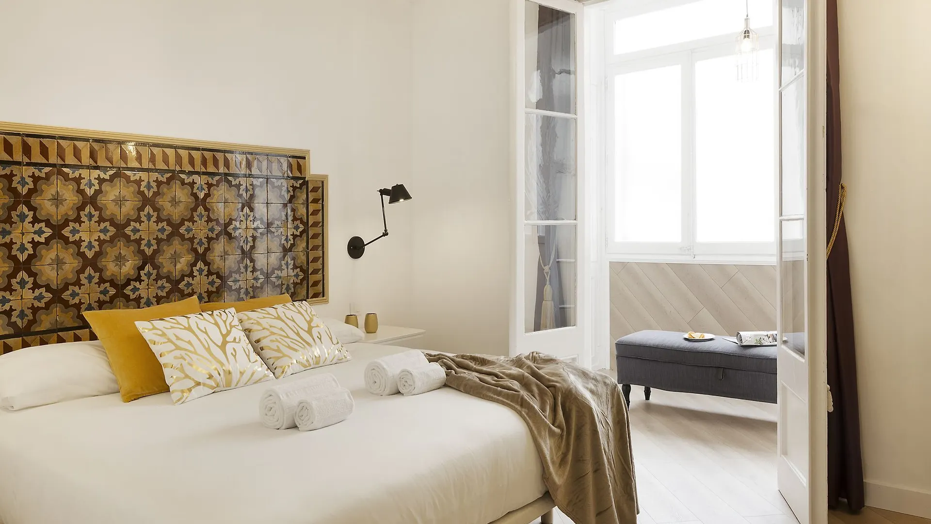 Royal Valencia Nextdoor Apartment Barcelona Spain